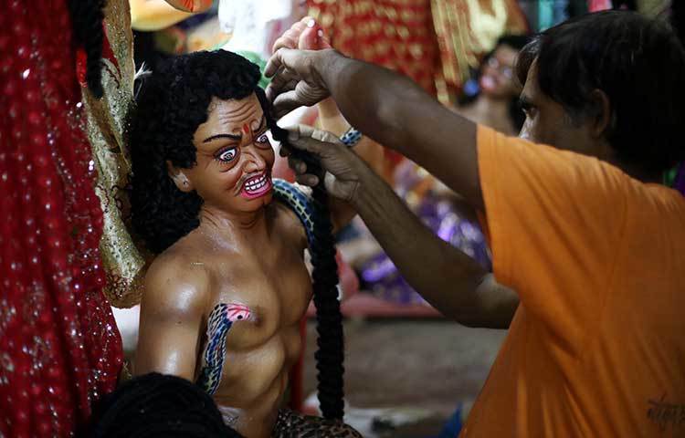 প্রতিমার মাতায় চুল লাগানো হচ্ছে। ছবি : মাহবুব আলম