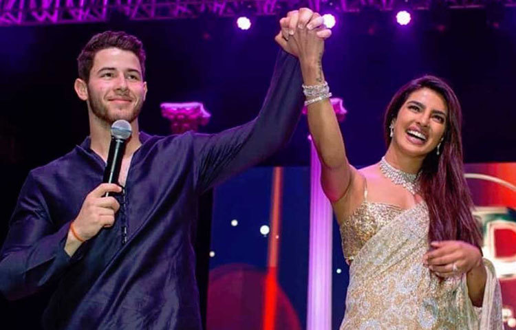 প্রিয়াঙ্কা চোপড়ার বিয়ের সঙ্গীত সেরেমনি ছিল মনে রাখার মতো। এতে প্রিয়াঙ্কা নিজেই নেচেছেন।