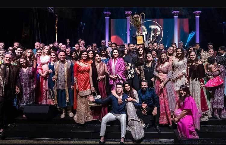 প্রিয়াঙ্কার সঙ্গীত সেরেমনিতে চোপড়া ও জোনাস পরিবারের প্রত্যেক ঘনিষ্ঠ সদস্য অংশ নিয়েছিলেন। গ্রুপ ছবিতেও প্রিয়াঙ্কা আর নিকের রসায়ন মন কেড়েছে ফ্যানদের।