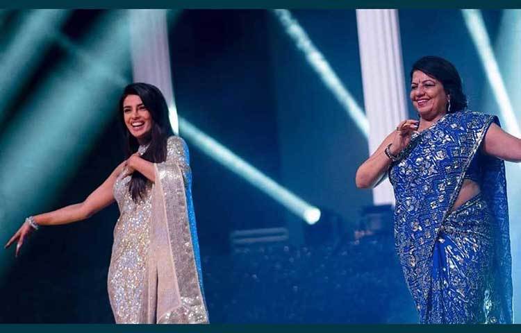 প্রিয়াঙ্কা ‘দেশি গার্ল’-এর তালে পা মিলিয়েছেন মা মধু চোপড়ার সঙ্গে। নিজে তো এমব্লেসড শাড়ি পরেছিলেন পিসি। তার মাকেও দেখা গিয়েছে নীল ডিজাইনার শাড়িতে।