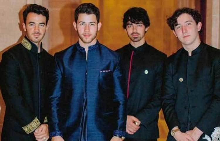 নিকের ভাই জো জোনাস, কেভিন, নিকের বন্ধুরা এবং নিক নিজেও কুর্তা পরেছিলেন সঙ্গীত সেরেমনিতে।