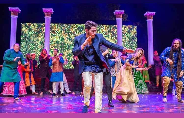 প্রিয়াঙ্কার জন্য বিশেষ একটি গান গেয়েছেন নিক। প্রিয়াঙ্কার চোখে তখন নাকি জলও এসেছিল।