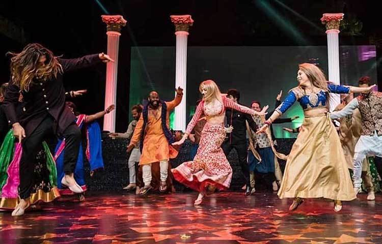 নিকের নাচেও ছিল বলিউডের ছোঁয়া। নিকের বাবাকেও মঞ্চে পারফর্ম করতে দেখা গিয়েছে। এদের মধ্যে উল্লেখযোগ্য হলেন গেম অব থ্রোনসের ‘সানসা স্টার্ক’ সোফি টার্নার। লেহেঙ্গা পরে বলিউডি গানে মঞ্চ মাতালেন তিনিও।