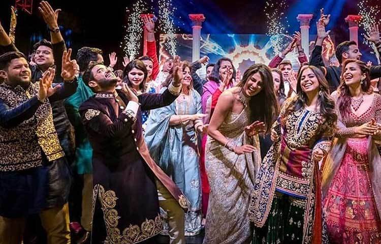 প্রিয়াঙ্কার সংগীত সেরেমনির অন্যতম আকর্ষণ ছিলেন অম্বানী কন্যা ঈশা। আগামী ১২ ডিসেম্বর গাঁটছড়া বাঁধছেন তিনিও। নাচের তালে পা মেলালেন পরিণীতি ও প্রিয়াঙ্কার সঙ্গে।