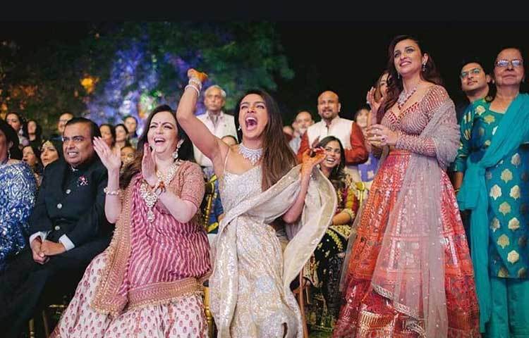 নাচে গানে উচ্ছ্বসিত প্রিয়াঙ্কা চোপড়া।