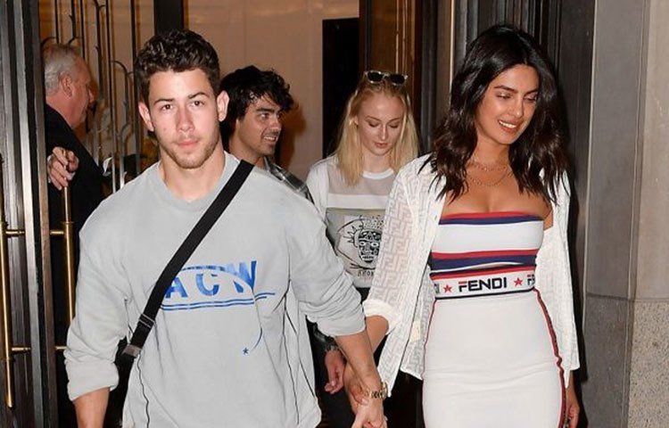 আগামী ২ ডিসেম্বর ভারতের যোধপুরের উমেদ ভবনে নিক-প্রিয়াঙ্কার বিয়ের আসর বসবে, সেই ছবি বিক্রি নিয়েই আপাতত জলঘোলা চলছে বিভিন্ন মহলে।