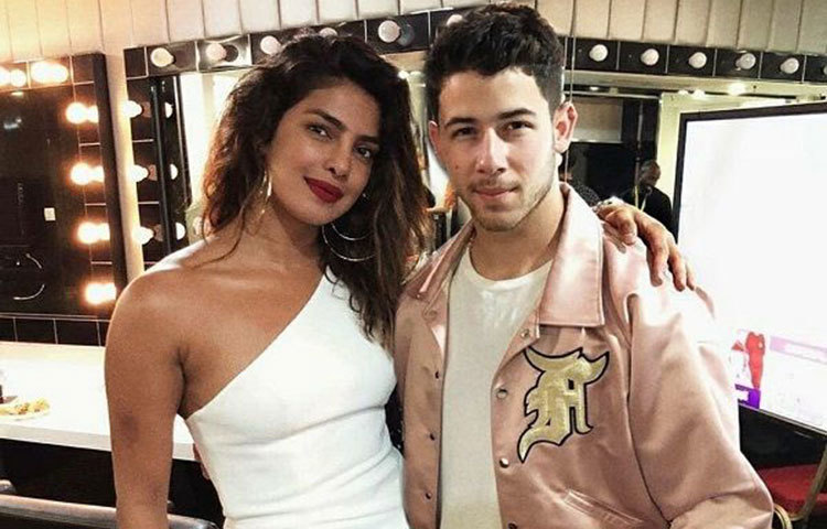 নিক-প্রিয়াঙ্কার বিয়ের ছবি ১৮ কোটিতে বিক্রি হচ্ছে বলে জানা যাচ্ছে।