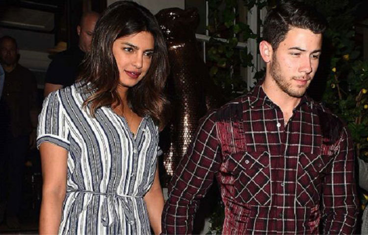 সোনাম-আনন্দের বিয়ের ছবির চেয়েও নিক-প্রিয়াঙ্কার মালা বদলের ছবি বেশি দামে বিক্রি হচ্ছে বলে শোনা যাচ্ছে বলিউডের একাংশের তরফে।