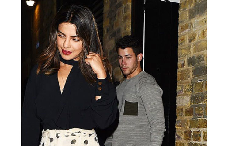 আন্তর্জাতিক ফ্যাশন ম্যাগাজিনই নিক-প্রিয়াঙ্কার বিয়ের ছবি কিনে বাজিমাত করতে চাইছে বলে মনে করছে বিভিন্ন মহল।