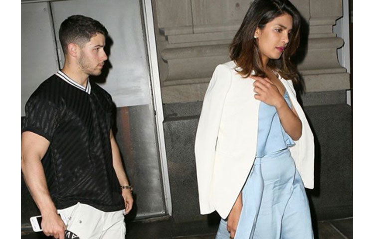 কোনো আন্তর্জাতিক ম্যাগাজিন নিক-প্রিয়াঙ্কার বিয়ের ছবির এই দর হাঁকিয়েছে কি না, সে বিষয়েও স্পষ্ট করে কিছু জানা যায়নি।