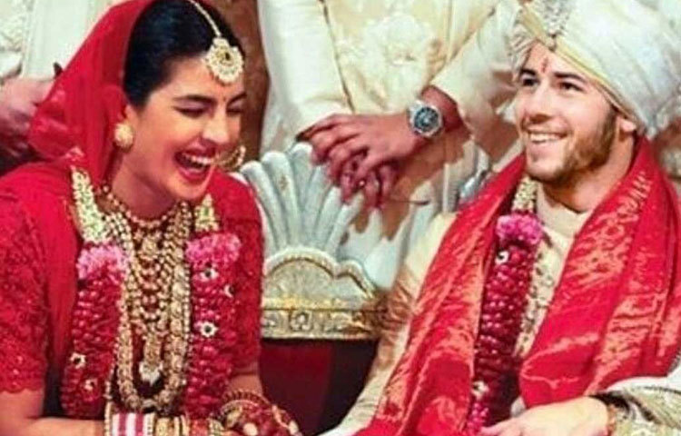 রবিবার ওই উমেদ ভবনেই হিন্দু মতে বিয়ের আয়োজন হয়। ডিজাইনার সব্যসাচীর তৈরি লাল টুকটুকে লেহেঙ্গা-চোলিতে মণ্ডপে আসেন প্রিয়াঙ্কা। নিকের পরনে ছিল সোনালি রঙের শেরওয়ানি।