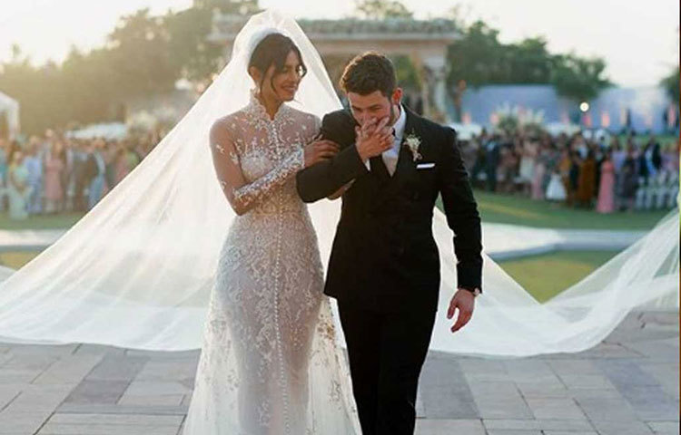 শনিবার জোধপুরের উমেদ ভবনে প্রথম খ্রিস্টান মতে বিয়ে করেন প্রিয়াঙ্কা-নিক। তাতে পাদরির ভূমিকা পালন করেন নিকের বাবা পল কেভিন জোনাস। আত্মীয়স্বজন এবং ঘনিষ্ঠ বন্ধুবান্ধবের সামনে সেখানে একে অপরকে জীবনসঙ্গী হিসাবে গ্রহণ করেন দু’জনে।