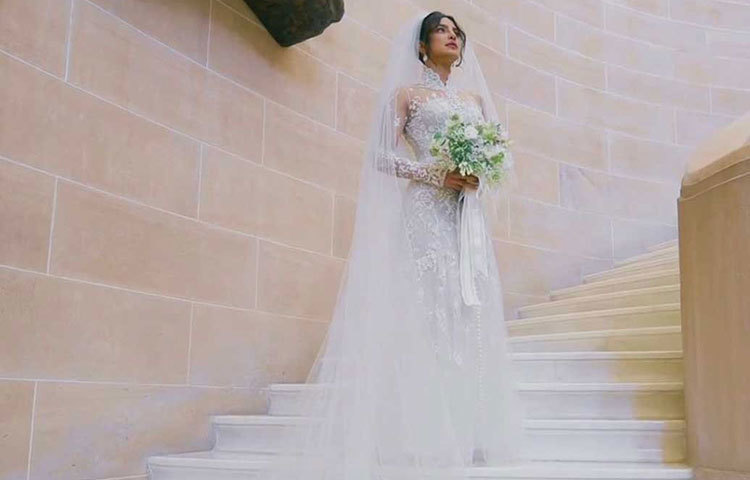 ইনস্টাগ্রামে বিয়ের ছবি পোস্ট করে প্রিয়াঙ্কা লেখেন, ‘আমাদের চিরদিনের যাত্রা শুরু হল।’ নিক লেখেন, ‘আমার জীবনের সবচেয়ে আনন্দের মুহূর্ত।’