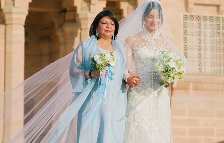 প্রিয়াঙ্কার বাবা অশোক চোপড়া প্রয়াত হয়েছেন। তাই মা মধু চোপড়াই মেয়েকে নিকের হাতে তুলে দেন। খ্রিস্টান বিয়েতে মেয়ের মতো তিনিও পশ্চিমী পোশাকই বেছে নেন।