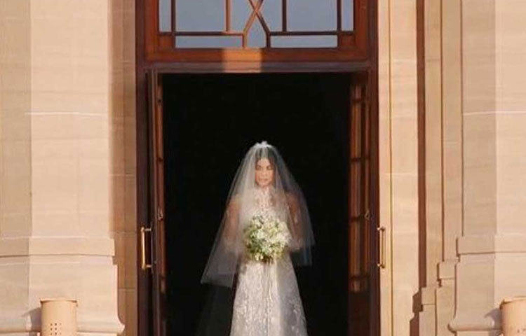 শ্বেত-শুভ্র সাদা গাউনে প্রিয়াঙ্কা একাই অবশ্য উমেদ ভবন থেকে বেরিয়ে আসেন। সিঁড়ি দিয়ে কয়েক ধাপ নেমে এলে তার হাত ধরেন মা মধু চোপড়া। তারপর সবুজ ঘাসের উপর দিয়ে বিবাহস্থলের দিকে এগিয়ে যান তারা।