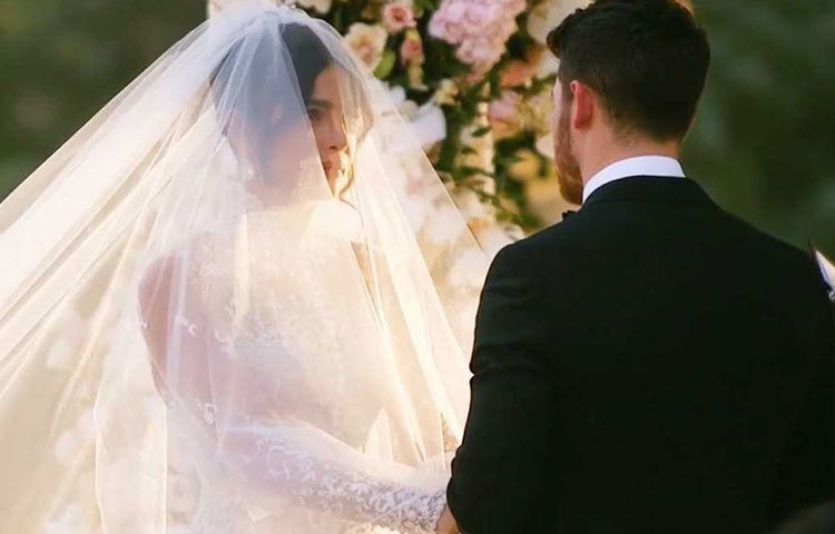 বিয়েতে প্রিয়াঙ্কা ও নিক দু’জনেই মার্কিন ডিজাইনার রাল্ফ লরেনের তৈরি পোশাক পরেছিলেন। এর আগে ওই সংস্থার পোশাকে রেড কার্পেটে ধরা দিয়েছেন বহু তারকাই। তবে এই প্রথম কোনো তারকার বিয়েতে পোশাক তৈরি করলেন তারা।