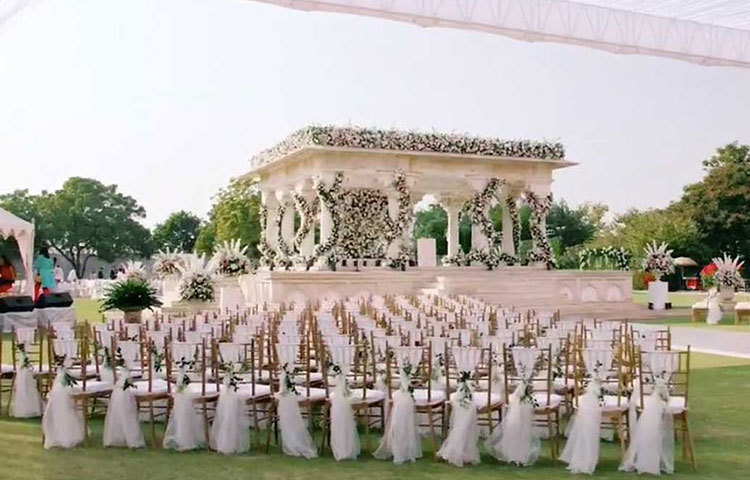 প্রিয়াঙ্কার বিয়ে উপলক্ষে এক সপ্তাহ আগে থেকেই সেজে উঠতে শুরু করেছিল উমেদ ভবন। খ্রিস্টান মতে বিয়ের দিনও বিশেষভাবে সাজানো হয়েছিল গোটা প্রাসাদ। সাদা ফুল দিয়ে সাজানো হয়েছিল বিবাহস্থল। অতিথিদের বসার চেয়ারেও সাদা ফুল বাঁধা ছিল।