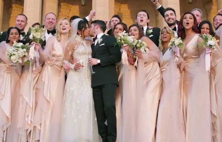 প্রিয়াঙ্কার খুড়তুতো বোন, অভিনেত্রী পরিণীতি ও মান্নারা চোপড়াও হাজির ছিলেন বিয়েতে। ছিলেন নিকের পরিবারের সব সদস্য এমনকি তার হবু বৌদিও। সকলের সামনে ঠোটে ঠোট রেখে পোজও দেন দু’জনে।