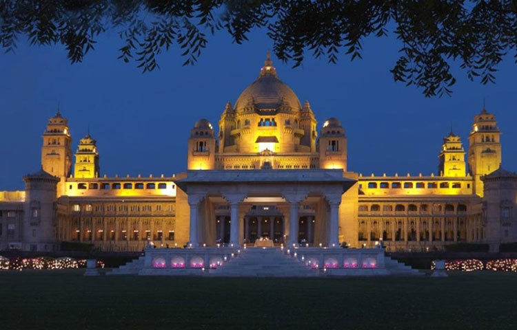 বিলাসবহুল এই প্রাসাদের ভাড়া দৈনিক ৪৩ লাখ টাকা। প্রায় বিশ বছরের শ্রমের পরে ১৯৪৩ সালে প্রাসাদটি তৈরি হয়।