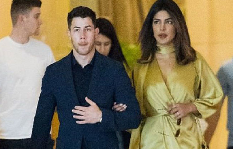 হিন্দু রীতিতেই বিয়ে সারবেন নিক-প্রিয়াঙ্কা, প্রথমে এমন শোনা গেলেও, পরে পাল্টে যায় সিদ্ধান্ত।