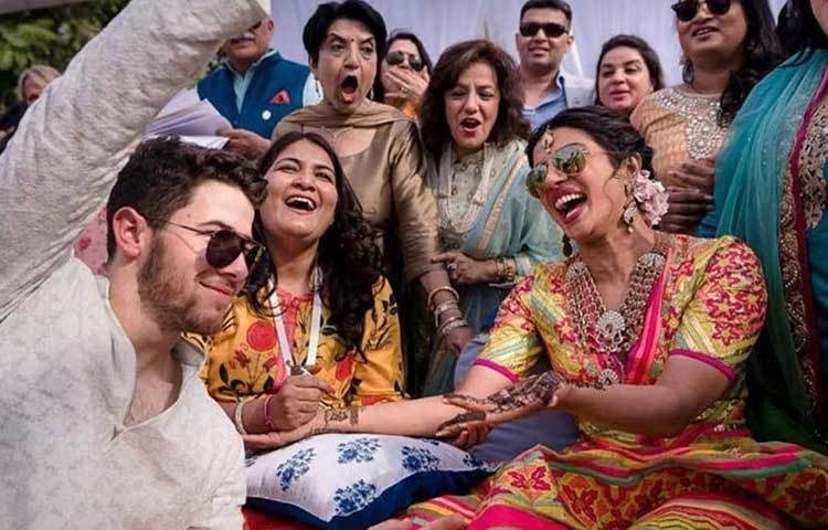 ‘দে অফিসিয়ালি বিকাম ম্যান অ্যান্ড ওয়াইফ নাউ।’ প্রিয়াঙ্কা চোপড়া ও নিক জোনাস। শনিবার রাতেই খ্রিষ্টান মতে বিয়ে হয়ে গিয়েছে তাদের। রবিবার বিয়ে হবে হিন্দু মতে। সংগীত সেরেমনিতে এসেছিলেন সপরিবার মুকেশ অম্বানীও।