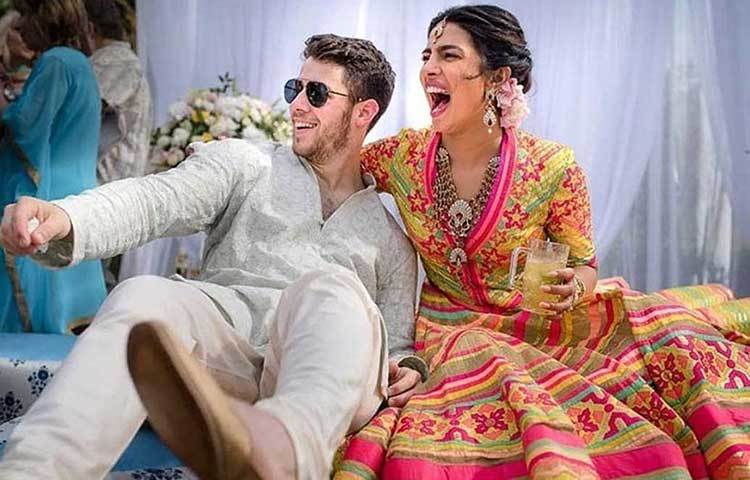 এখনও পর্যন্ত প্রিয়াঙ্কা একটি ছবিই শেয়ার করেছেন অনুরাগীদের সঙ্গে। ক্যামেরা নিয়ে ঢোকার ক্ষেত্রে অতিরিক্ত সতর্কতা অবলম্বন করা হয়েছিল বিয়েতে। খ্রিষ্টান মতে বিয়ের কোনো ছবি প্রকাশ্যে না এলেও মেহেন্দি ও সঙ্গীত অনুষ্ঠানের ছবিগুলো শেয়ার হয়েছে সোশ্যাল মিডিয়ায়।