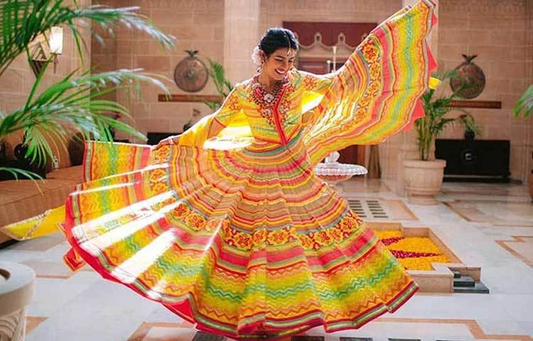 প্রিয়াঙ্কা নিজে লিখেছেন, দুই সংস্কৃতির মেলবন্ধন তাদের এই পরিবার। পারস্পরিক শ্রদ্ধাও রয়েছে যথেষ্ট। ভারতীয় বিয়েতে মেহেন্দি যে অত্যন্ত জরুরি একটি মেয়ের কাছে, এমনটাও উল্লেখ করেছেন পিগি চপস।