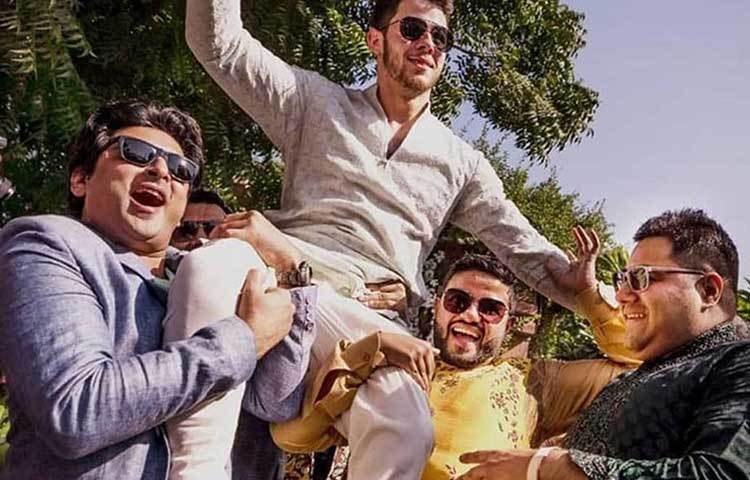 প্রিয়াঙ্কার ভাইরা নিককে কাঁধে তুলে নেচেছেনও। নিকও দিব্যি এনজয় করেছেন।