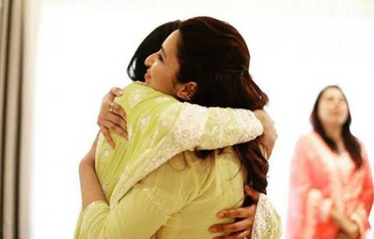 পরিণীতি চোপড়া চুটিয়ে মজা করছেন দিদির বিয়েতে। হলুদ-সবুজ একটি লেহাঙ্গায় মাত করেছেন তিনিও। কানে ছিল ভারী দুল। মেহেদি অনুষ্ঠানের আগেও দুই বোনের একটি আবেগ প্রবণ ছবি শেয়ার হয়েছিল সোশ্যাল মিডিয়ায়।