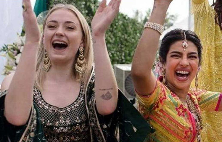 প্রিয়াঙ্কার সঙ্গে ছিলেন প্রিয় বন্ধু সোফি টার্নার, ডেনিস-মিলার জোনাস, জো জোনাস। প্রত্যেকেই ভারতীয় গানের সুরে গুনগুন করেছেন। গেম অব থ্রোনসের সানসা স্টার্ককে লেহেঙ্গায় দেখবেন ভেবেছিলেন কখনও!