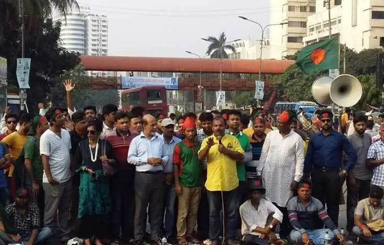 শাহবাগের রাস্তা অবরোধের ফলে যানবাহন চলাচল করতে পারছে না।