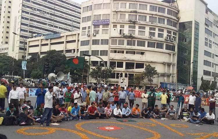 রাস্তা আটকে আছে আন্দোলনকারীরা। পেছনে আটকে আছে নির্দিষ্ট গন্তব্যে চলা গাড়ি।