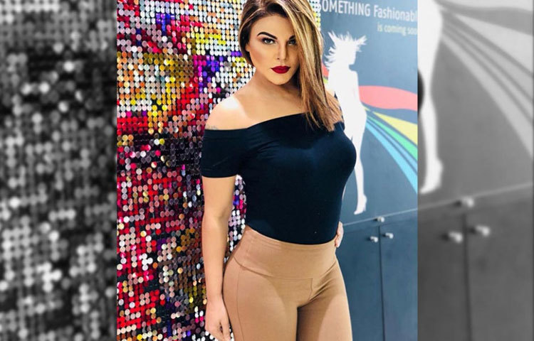 সেই সময় নির্বাচন কমিশনারকে দেওয়া তথ্য রাখি নিজেকে নিরক্ষর বলে দাবি করেছিলেন।