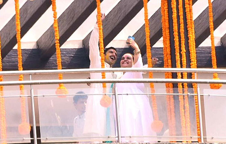 একেবারে দেশি পোশাকে দেখা গেছে রণবীর সিংকে। তার পরনে সাদা পাজামা-পাঞ্জাবি। এদিন খুশিতে আত্মহারা দেখাচ্ছিল তাকে।