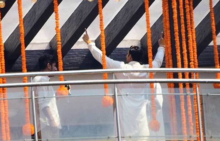 এক আত্মীয়র সঙ্গে সেলফি তুলতে দেখা গেল রণবীর সিংকে।