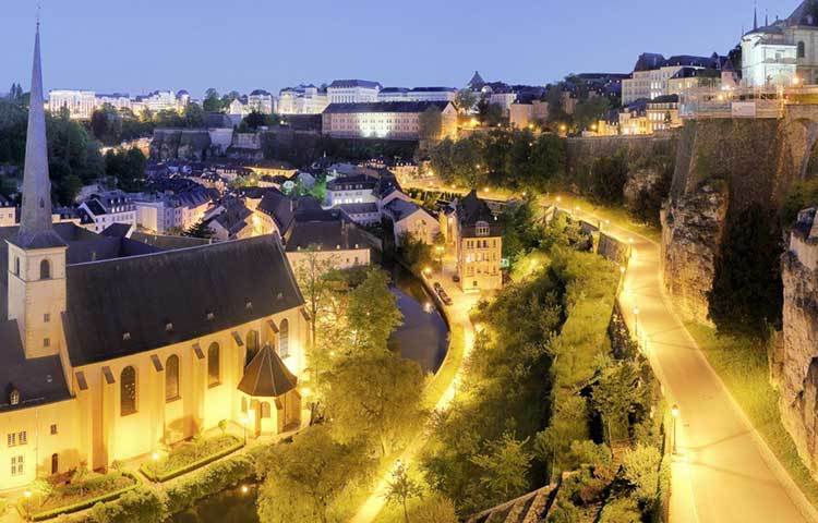 লুক্সেমবার্গ-এদেশটি রয়েছে শীর্ষ ধনীদের দ্বিতীয় তালিকায়। এদেশের মানুষের মাথাপিছু জিডিপি ৯৪ হাজার ১৬৭ ডলার।