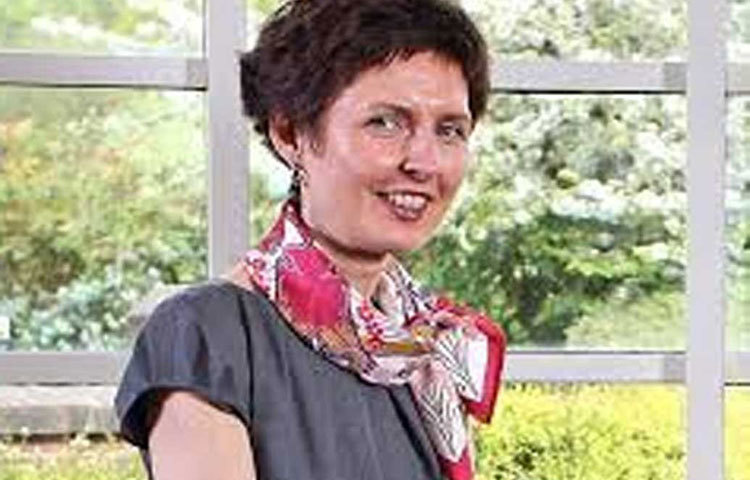 অনলাইন ব্যবসা শুরুর আগে তিনি তার পারিবারিক ব্যবসাকে বাড়িয়েছেন। বেট৩৬৫-এর পাশাপাশি স্টোক সিটি ফুটবল ক্লাবের মালিকও তিনি ও তার পরিবার।