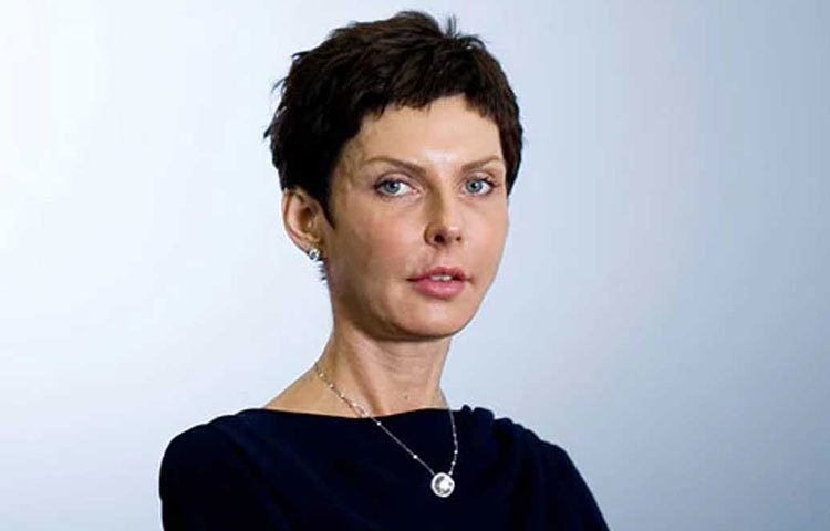 ব্লুমবার্গের দেওয়া তথ্য অনুসারে, ডেনিস কোটসের সম্পদের পরিমাণ ৪৫০ কোটি মার্কিন ডলার (৩ লক্ষ ১৮ হাজার কোটি টাকা)। রানির নিজস্ব সম্পত্তির পরিমাণ ৪২ কোটি মার্কিন ডলার (প্রায় ৩ হাজার কোটি টাকা)।