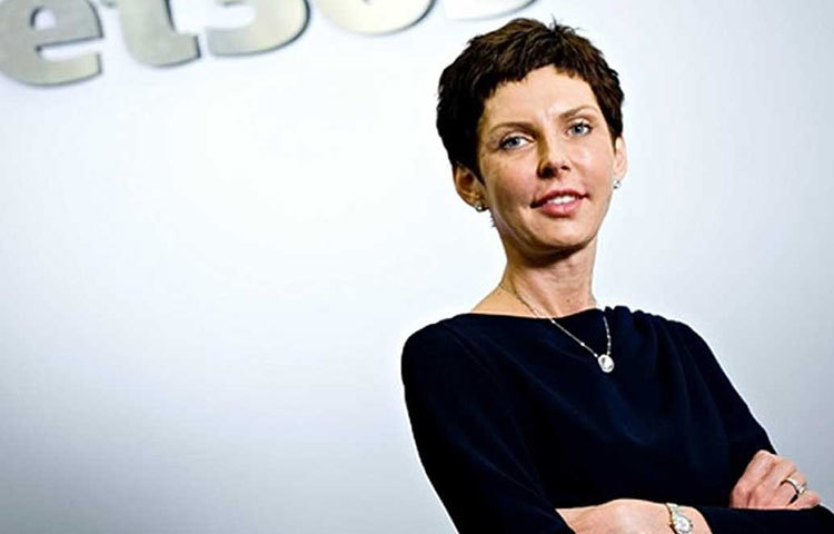 ২০১৭ সালে কোটসের বার্ষিক বেতন ছিল প্রায় ১৯৯৪ হাজার কোটি টাকা।