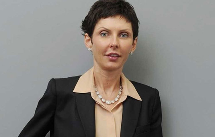 তিনি বাবার বেটিং শপে কাজ শুরু করেছিলেন। স্ট্যাফোর্ডশায়ার বিশ্ববিদ্যালয় প্রকাশিত তথ্যে দেখা যায়, মাত্র ২২ বছর বয়সে তিনি বেটিং শপটির ব্যবস্থাপনা পরিচালক হন।