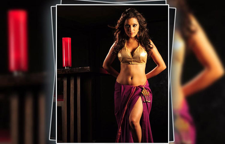 খলনায়িকার ভূমিকায় অভিনয় করে আসর মাতাচ্ছেন রিমঝিম মিত্র।