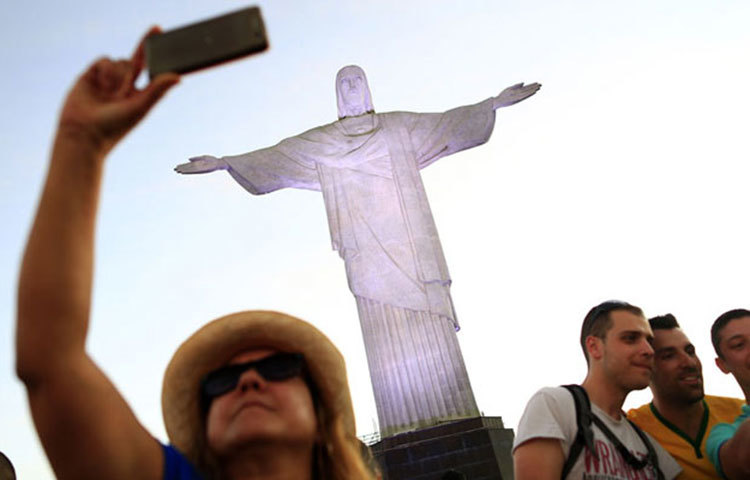 ব্রাজিলের ক্রাইস্ট দি রিডিমারের পাদদেশ।