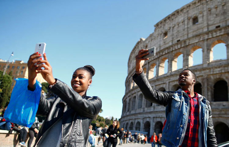 রোমের কলোসিয়ামের সামনে।