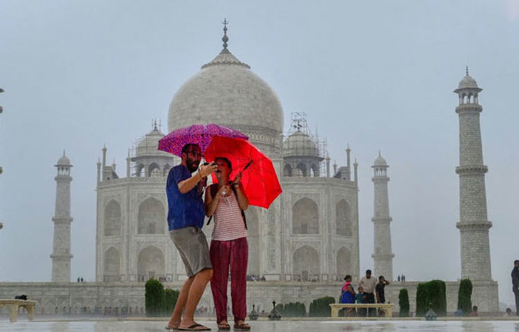 বৃষ্টিভেজা তাজমহলের সামনে।