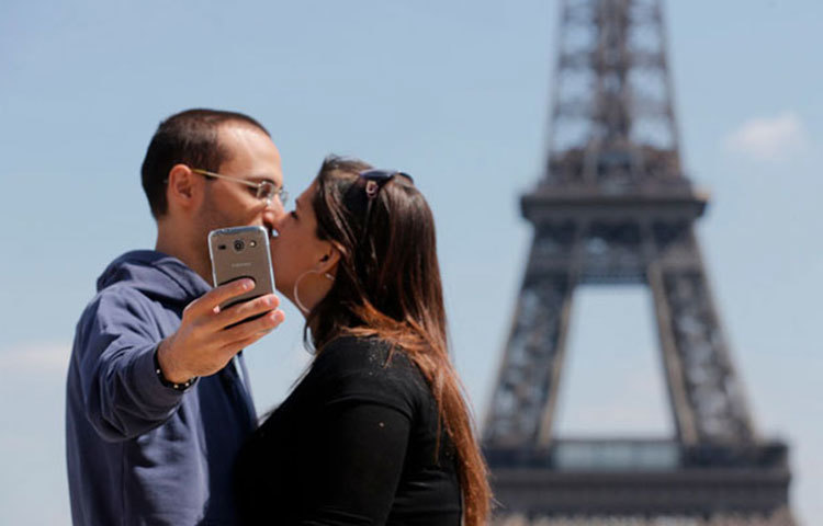 প্যারিসের আইফেল টাওয়ারের সামনে।