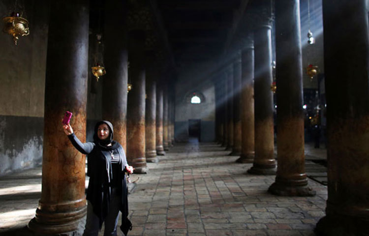 বেথেলহেমে যীশুর জন্মস্থানের সামনে।