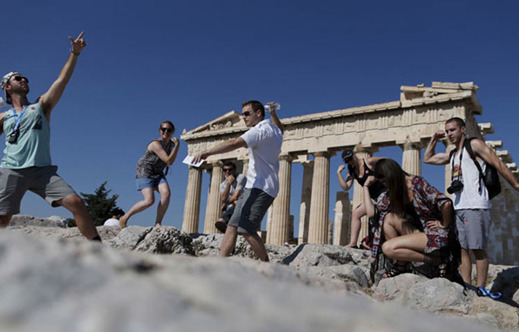 গ্রিসের এথেন্সের পার্থেননের সামনে।