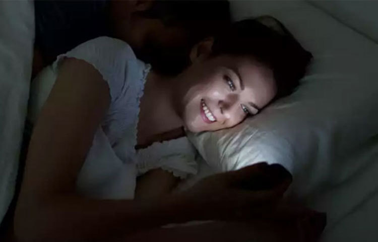 ঘুমানোর আগে মোবাইল বা ল্যাপটপ নিয়ে ঘাঁটাঘাঁটি করবেন না।