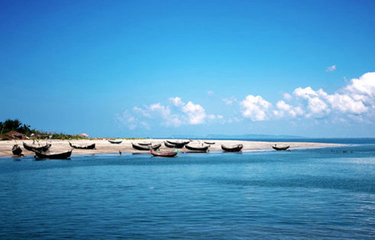 শুধু দিনের বেলায় পর্যটকরা যেতে পারবেন সেন্টমার্টিন। এছাড়া আরও কিছু নিষেধাজ্ঞা যুক্ত করা হয়েছে। গত ২৩ সেপ্টেম্বর সেন্টমার্টিন দ্বীপ রক্ষায় গঠিত আন্তঃমন্ত্রণালয় কমিটি এ সিদ্ধান্ত নিয়েছে।