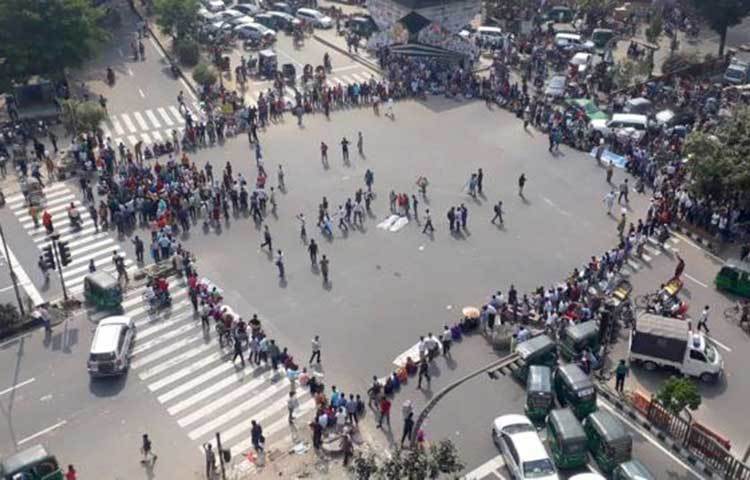 শনিবার দুপুরে বাংলাদেশ সাধারণ ছাত্র পরিষদের নেতাকর্মী ও সাধারণ শিক্ষার্থীরা শাহবাগের প্রধান সড়ক অবরোধ করেন।